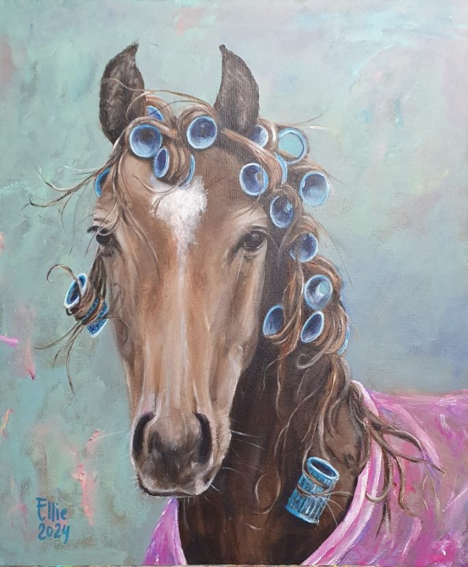Paardenhoofd met krulspelden in slordige manen in groen, roze en blauw pastelachtige details en achtergrondkleuren