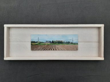 Schilderijtje van een geploegde akker met op de achtergrond een boerderij