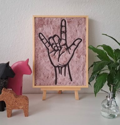 houten NGT handvorm voor 'Ik hou van jou' op een roze vacht in houten baklijst