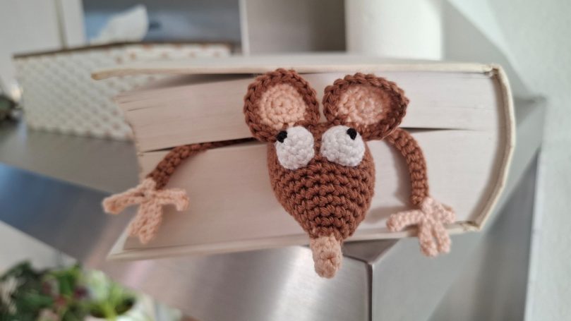 boekenlegger in de vorm van een gehaakte rat in de kleur bruin