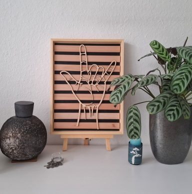 houten NGT handvorm voor 'Ik hou van jou' op houten paneel met verticale lamellen