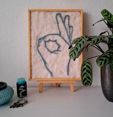houten NGT handvorm voor 'perfect' in een houten baklijst met bont in de kleur crème