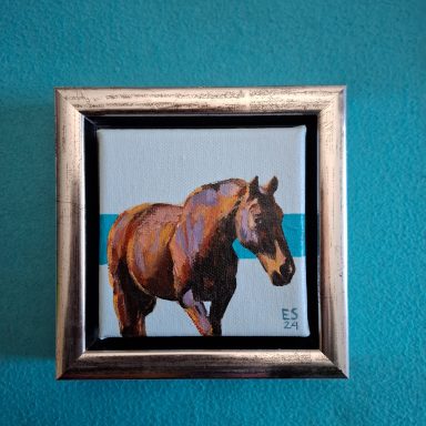Paard wat naar je toe komt lopen op lichtblauwe achtergrond met een helblauwe horizontale streep