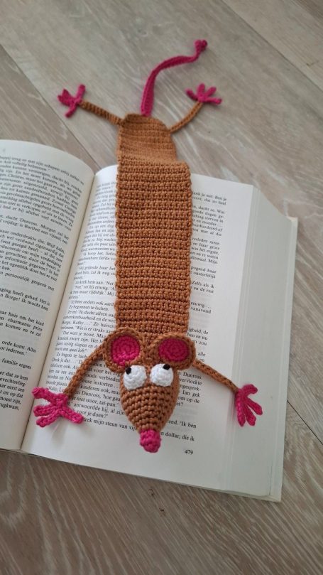 boekenlegger in de vorm van een gehaakte rat in de kleur camel