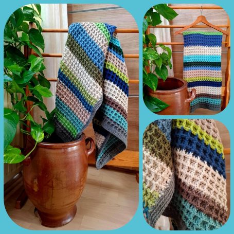 gehaakt gestreept dekentje in groene, beige en blauwe kleuren