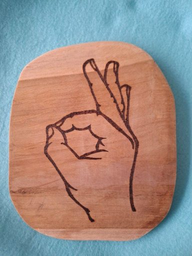 Mangoplank met een perfect handvorm erin gebrand