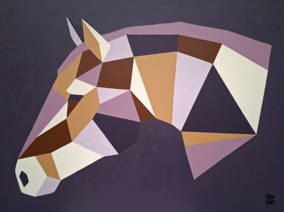 Geometrisch geschilderd paardenhoofd en nek, en profil in mauve, mosterdgeel, paars en zachtgeel, kijkt naar links