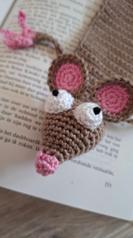 boekenlegger in de vorm van een gehaakte rat in de kleur taupe