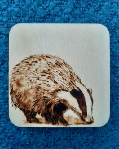 Een gebrandschilderde das op een klein houten paneeltje van 8 x 8